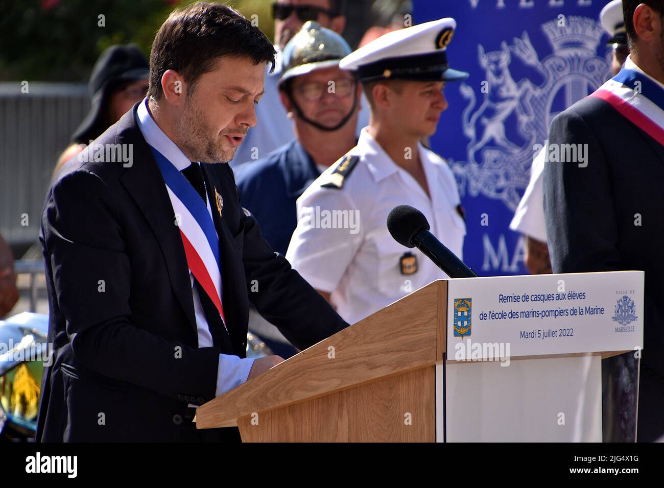 Marseille, France. 05th juillet 2022. Le maire de Marseille Benoît Payan prononce des discours au cours de la cérémonie. La cérémonie de remise du casque présidée par le maire Benoît Payan s'est déroulée à la place Bargemon, en face de l'hôtel de ville de Marseille. 31 élèves de l'école des pompiers de la Marine ont officialisé leur intégration opérationnelle au Centre d'incendie et de sauvetage (SIC) et le début de leur carrière en tant que quartermasters de la flotte. (Photo de Gerard Bottino/SOPA Images/Sipa USA) crédit: SIPA USA/Alay Live News Banque D'Images