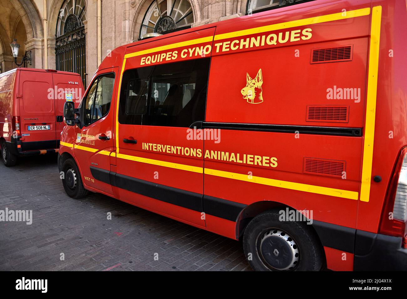 Marseille, France. 05th juillet 2022. Un véhicule d'intervention animale est vu pendant la cérémonie. La cérémonie de remise du casque présidée par le maire Benoît Payan s'est déroulée à la place Bargemon, en face de l'hôtel de ville de Marseille. 31 élèves de l'école des pompiers de la Marine ont officialisé leur intégration opérationnelle au Centre d'incendie et de sauvetage (SIC) et le début de leur carrière en tant que quartermasters de la flotte. (Photo de Gerard Bottino/SOPA Images/Sipa USA) crédit: SIPA USA/Alay Live News Banque D'Images