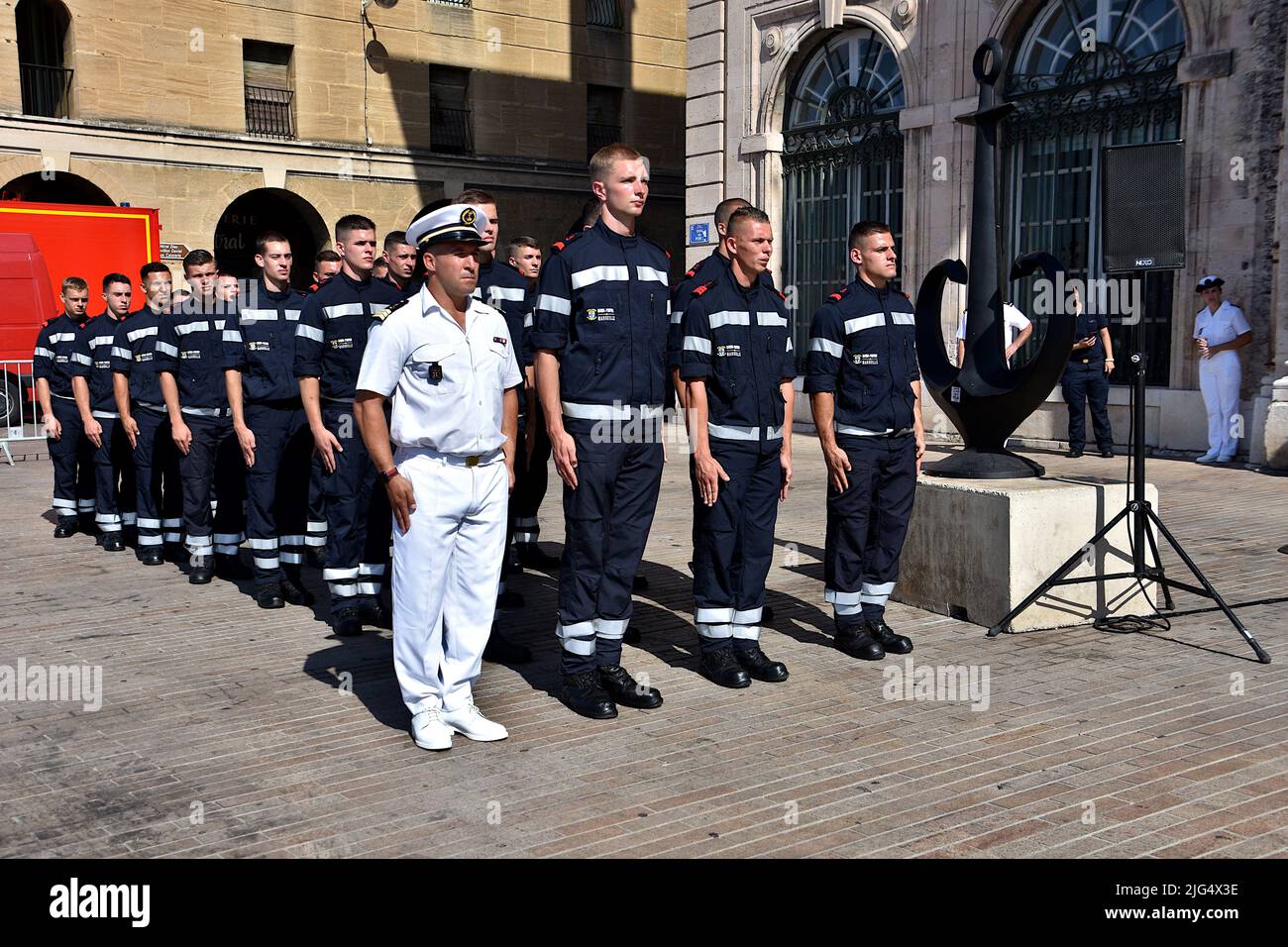 Marseille, France. 05th juillet 2022. Les élèves de l'école des pompiers de la Marine sont vus pendant la cérémonie. La cérémonie de remise du casque présidée par le maire Benoît Payan s'est déroulée à la place Bargemon, en face de l'hôtel de ville de Marseille. 31 élèves de l'école des pompiers de la Marine ont officialisé leur intégration opérationnelle au Centre d'incendie et de sauvetage (SIC) et le début de leur carrière en tant que quartermasters de la flotte. (Photo de Gerard Bottino/SOPA Images/Sipa USA) crédit: SIPA USA/Alay Live News Banque D'Images