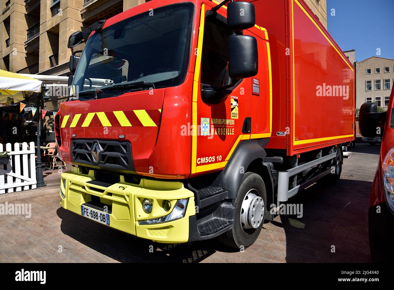 Marseille, France. 05th juillet 2022. Un camion-citerne de grande capacité (CCGC) est vu pendant la cérémonie. La cérémonie de remise du casque présidée par le maire Benoît Payan s'est déroulée à la place Bargemon, en face de l'hôtel de ville de Marseille. 31 élèves de l'école des pompiers de la Marine ont officialisé leur intégration opérationnelle au Centre d'incendie et de sauvetage (SIC) et le début de leur carrière en tant que quartermasters de la flotte. (Photo de Gerard Bottino/SOPA Images/Sipa USA) crédit: SIPA USA/Alay Live News Banque D'Images