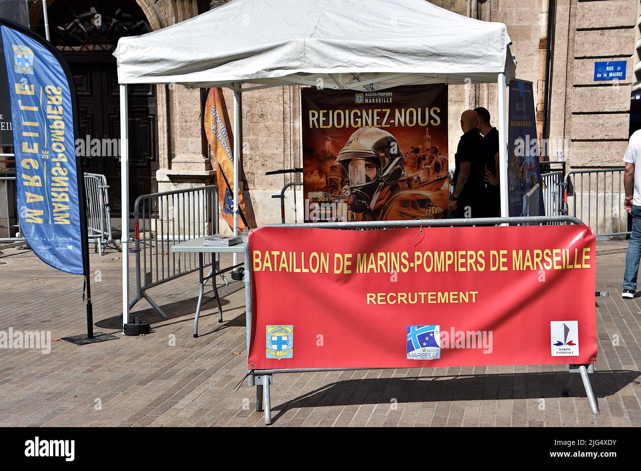 Marseille, France. 05th juillet 2022. Un stand de recrutement est vu pendant la cérémonie. La cérémonie de remise du casque présidée par le maire Benoît Payan s'est déroulée à la place Bargemon, en face de l'hôtel de ville de Marseille. 31 élèves de l'école des pompiers de la Marine ont officialisé leur intégration opérationnelle au Centre d'incendie et de sauvetage (SIC) et le début de leur carrière en tant que quartermasters de la flotte. (Photo de Gerard Bottino/SOPA Images/Sipa USA) crédit: SIPA USA/Alay Live News Banque D'Images