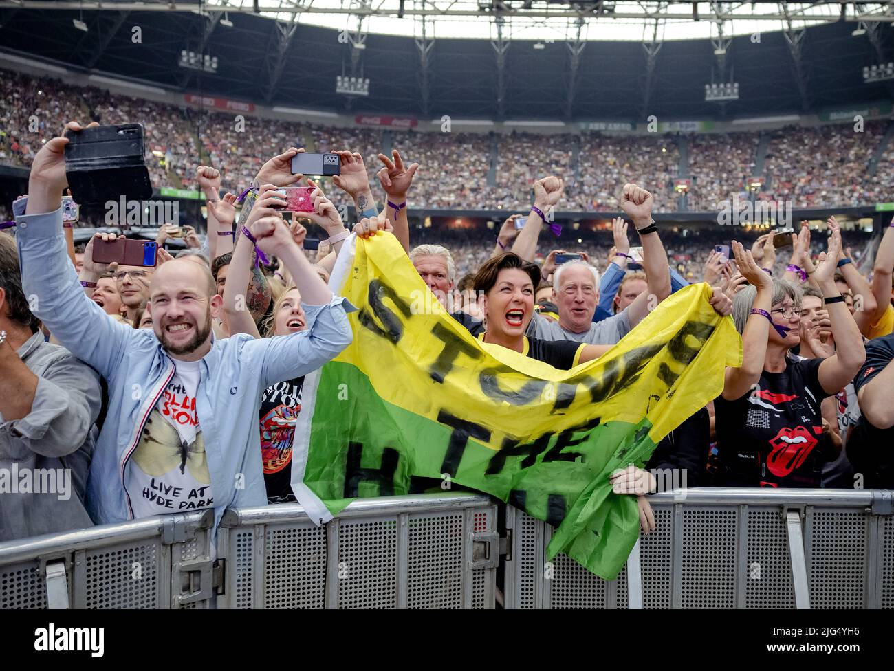 AMSTERDAM - 2022-07-07 20:48:27 AMSTERDAM - audience pendant le concert des Rolling Stones dans le Johan Cruijff Arena. Avec la SOIXANTE tournée, Mick Jagger, Keith Richards et Ronnie Wood font leur retour tant attendu. ANP KIPPA ROBIN VAN LONKHUIJSEN pays-bas hors - belgique hors Banque D'Images