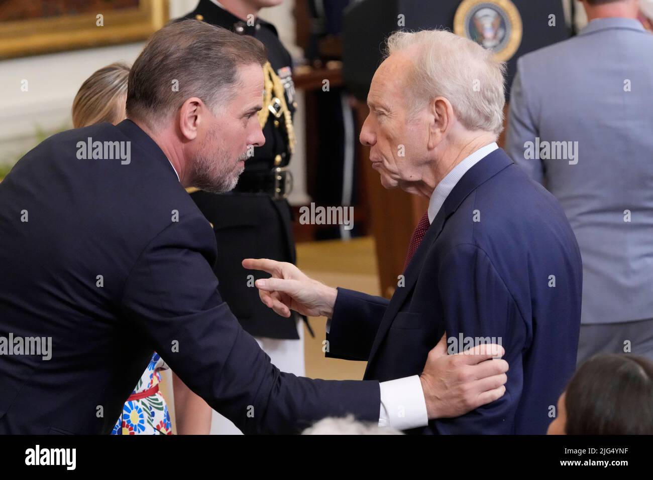 Hunter Biden, à gauche, Et l'ancien sénateur américain Joseph Lieberman (démocrate du Connecticut) se confond en attendant l'arrivée du président américain Joe Biden qui présentera la Médaille de la liberté à dix-sept récipiendaires lors d'une cérémonie à la salle est de la Maison Blanche à Washington, DC jeudi, 7 juillet 2022. Crédit: Chris Kleponis/CNP Banque D'Images
