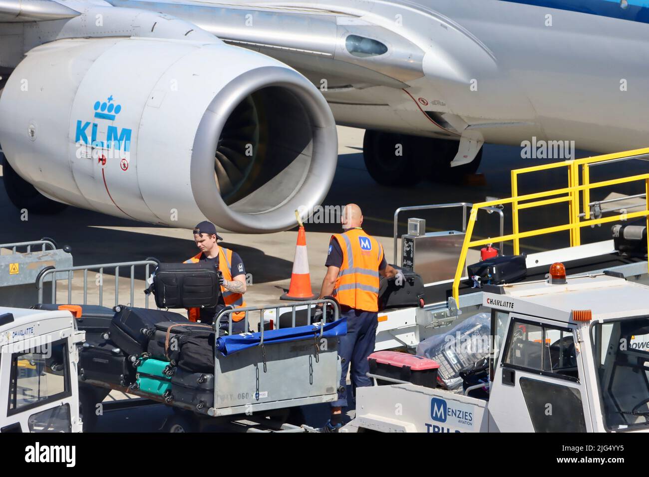 KLM avion chargement de bagages à l'aéroport de Göteborg Landvetter 30 juin 2022 Banque D'Images