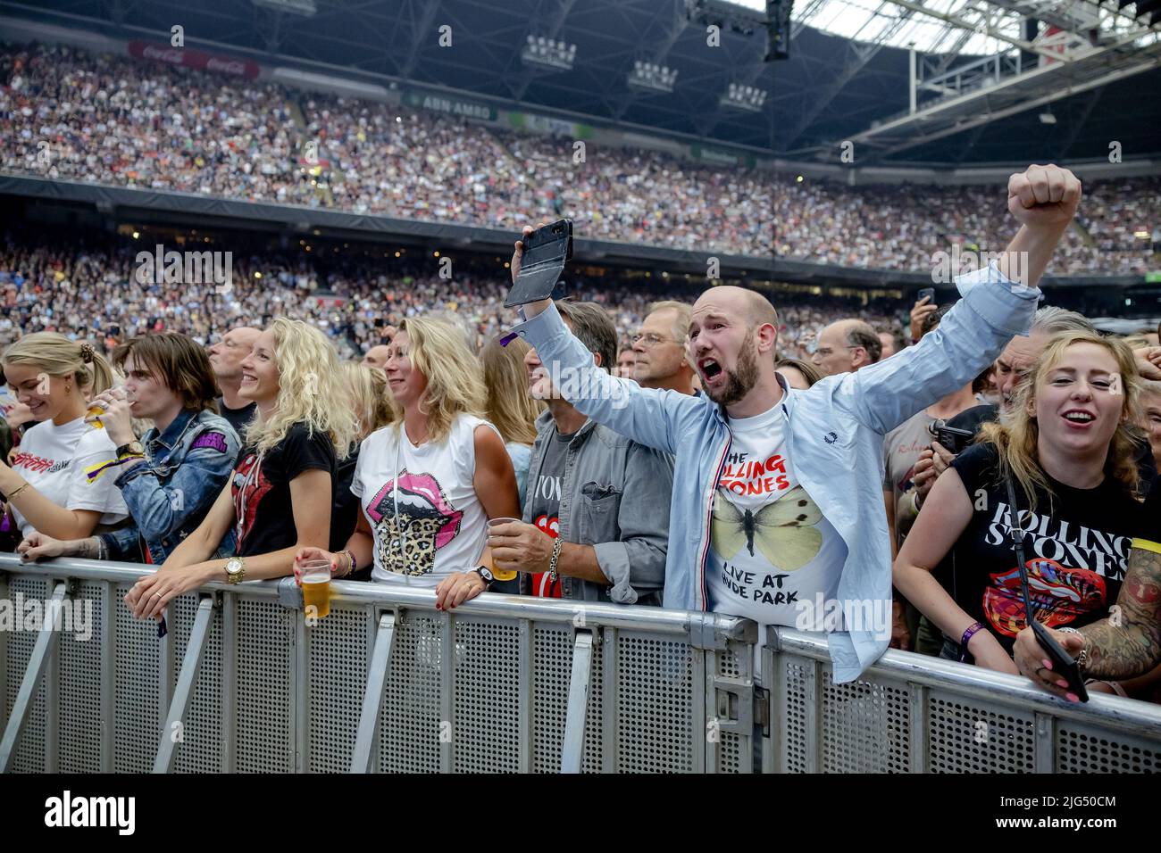 AMSTERDAM - 2022-07-07 20:51:23 AMSTERDAM - audience pendant le concert des Rolling Stones dans le Johan Cruijff Arena. Avec la SOIXANTE tournée, Mick Jagger, Keith Richards et Ronnie Wood font leur retour tant attendu. ANP KIPPA ROBIN VAN LONKHUIJSEN pays-bas hors - belgique hors Banque D'Images
