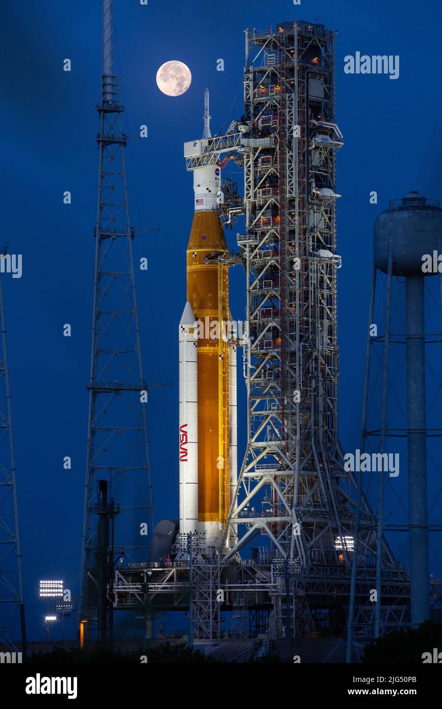 Une pleine lune s'élève au-dessus de la fusée Artemis I Space Launch System de la NASA avec l'engin spatial Orion à bord d'un lanceur mobile au Launch Complex 39B, au Kennedy Space Center, à 14 juin 2022, à Cape Canaveral, en Floride. Les SLS et Orion sont en cours de préparation pour une répétition de la robe humide afin de mettre en pratique les calendriers et les procédures de lancement. Banque D'Images