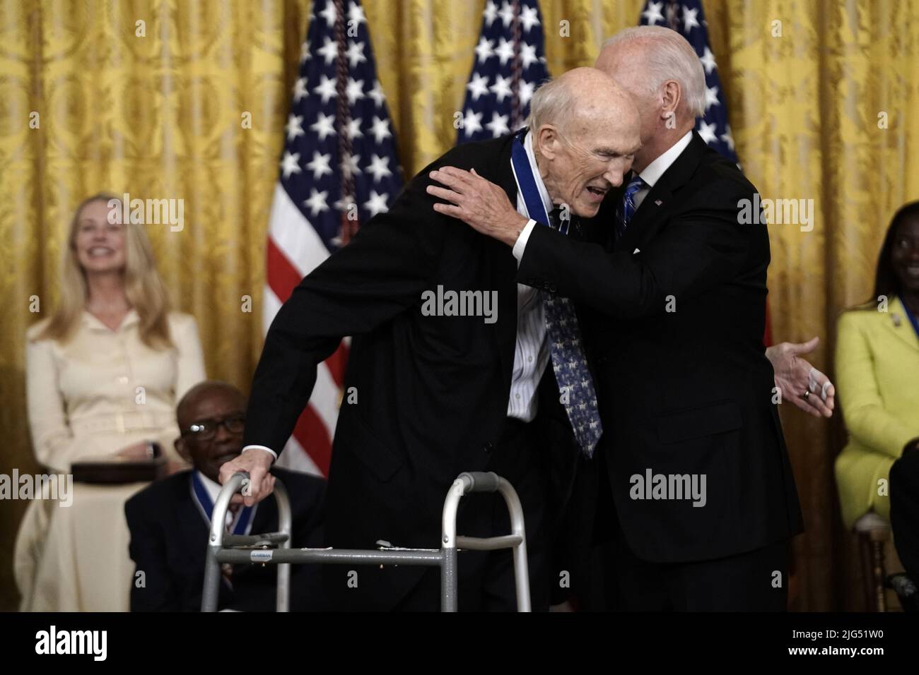 Washington, États-Unis. 07th juillet 2022. Le président américain Joe Biden décerne la Médaille présidentielle de la liberté à Alan Simpson, ancien sénateur américain de 18 ans et défenseur de la réforme du financement des campagnes électorales, de la gouvernance responsable et de l'égalité des mariages, et à seize récipiendaires dans la salle est de la Maison Blanche à Washington, DC jeudi, 7 juillet 2022. Photo de Ken Cedeno/UPI crédit: UPI/Alay Live News Banque D'Images