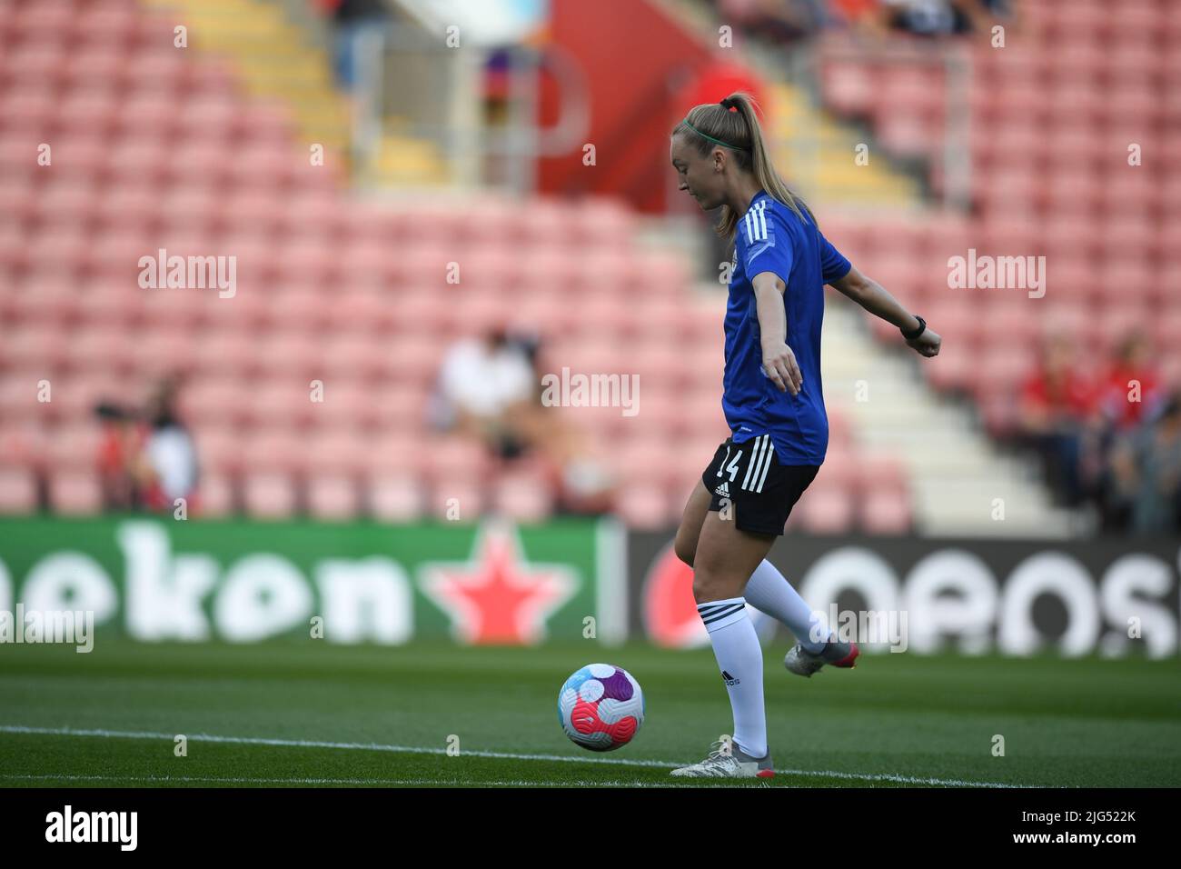 Stade Saint Mary's, Southampton, Hampshire, Angleterre : 7th juillet 2022, tournoi de football international européen Womens ; Norvège contre Irlande du Nord ; Lauren Wade d'Irlande du Nord se réchauffe Banque D'Images