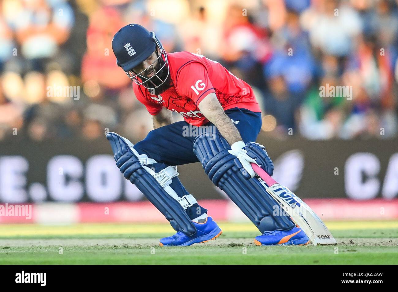 Moeen Ali d'Angleterre atteint pour le pli Banque D'Images