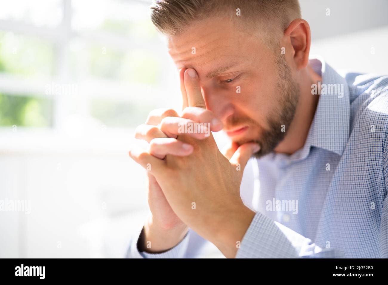 Homme priant. Dieu recherchant la prière. Méditation spirituelle Banque D'Images