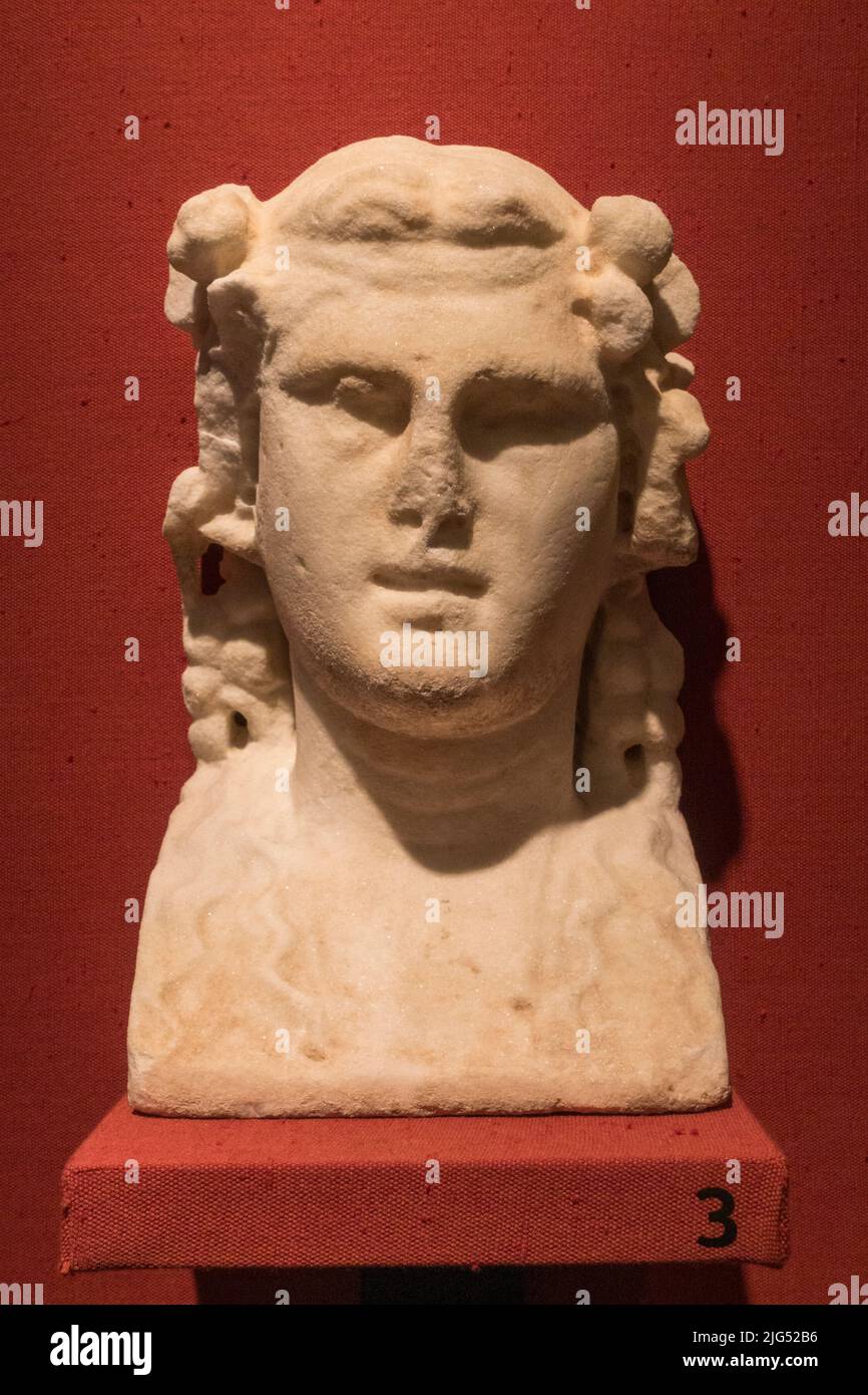Le chef de Dionysos, le dieu grec du vin, a fait la promotion à la fois des bienfaits enivrantes et positifs de l'alcool au Royaume-Uni. Banque D'Images
