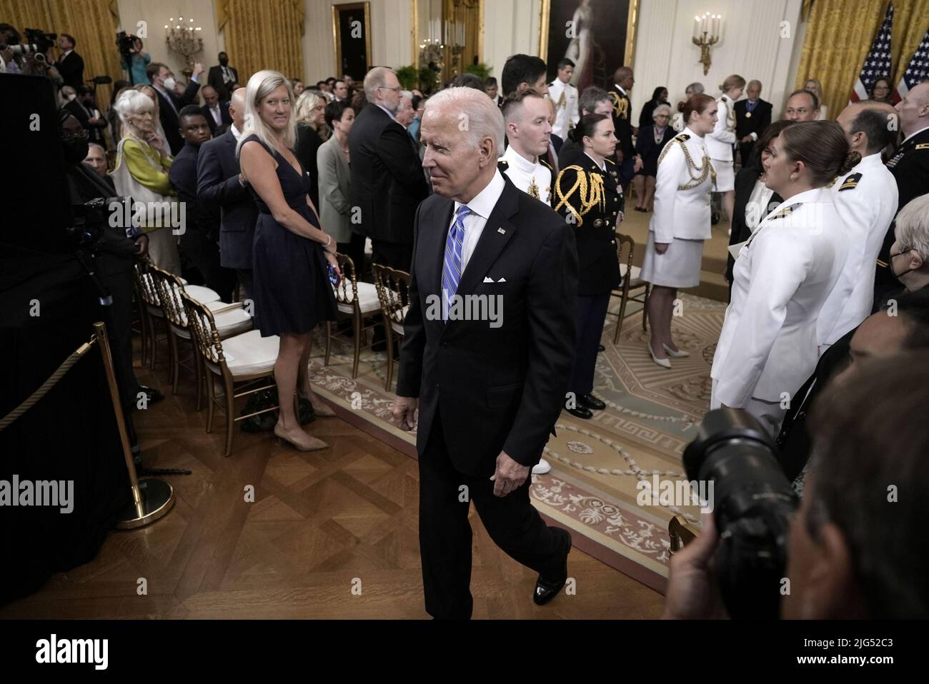 Washington, États-Unis. 07th juillet 2022. Le président américain Joe Biden quitte la salle de l'est après avoir décerné la Médaille présidentielle de la liberté à dix-sept récipiendaires à la Maison Blanche à Washington, DC, jeudi, 7 juillet 2022. Photo de Ken Cedeno/UPI crédit: UPI/Alay Live News Banque D'Images