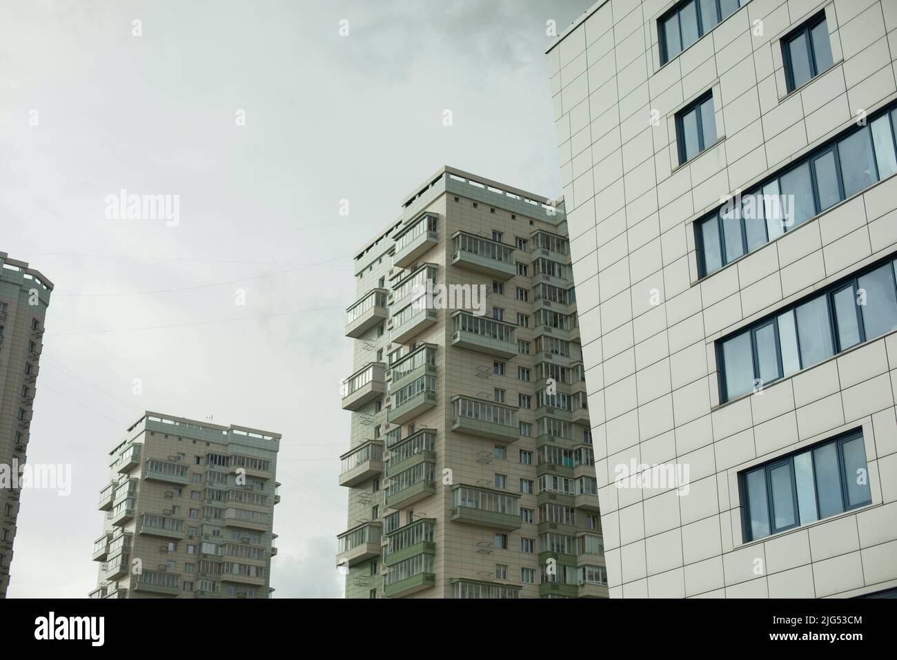 Maisons en ville. Grandes maisons. Développement urbain. Banque D'Images