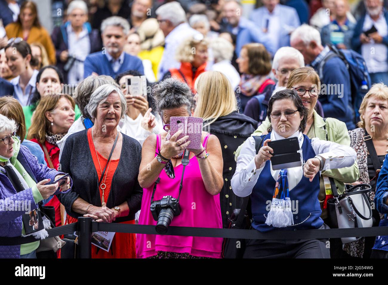 2022-07-07 20:32:24 MAASTRICHT - Andre Rieu fans lors d'un concert au Vrijthof. C'est le début de toute une série de concerts sur la place de Maastricht. ANP KIPPA MARCEL VAN HOORN pays-bas - belgique Banque D'Images