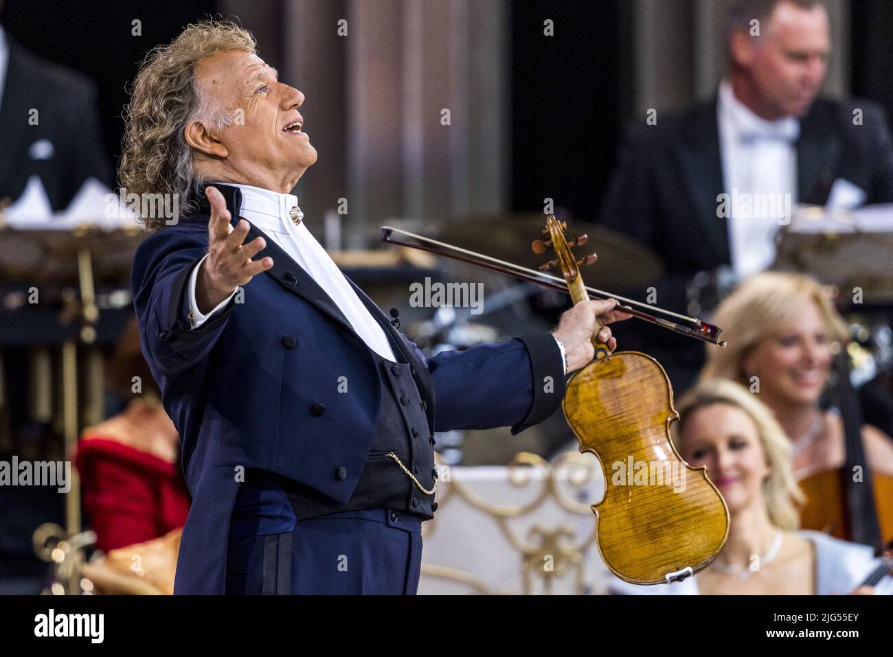 2022-07-07 21:09:05 MAASTRICHT - violoniste André Rieu pendant un concert au Vrijthof. C'est le début de toute une série de concerts sur la place de Maastricht. ANP KIPPA MARCEL VAN HOORN pays-bas - belgique Banque D'Images