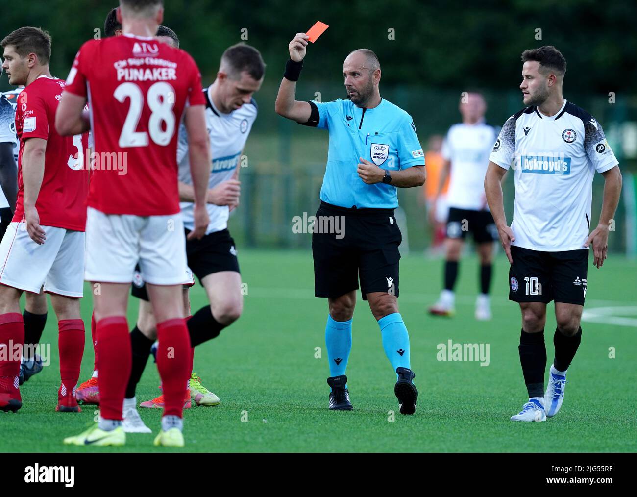 Nando Pijnaker de Sligo Rovers se voit attribuer une carte rouge par l’arbitre Jason Lee Barcelo lors du premier tour de qualification de l’UEFA Europa Conference League, premier match au Park Hall, Oswestry. Date de la photo: Jeudi 7 juillet 2022. Banque D'Images