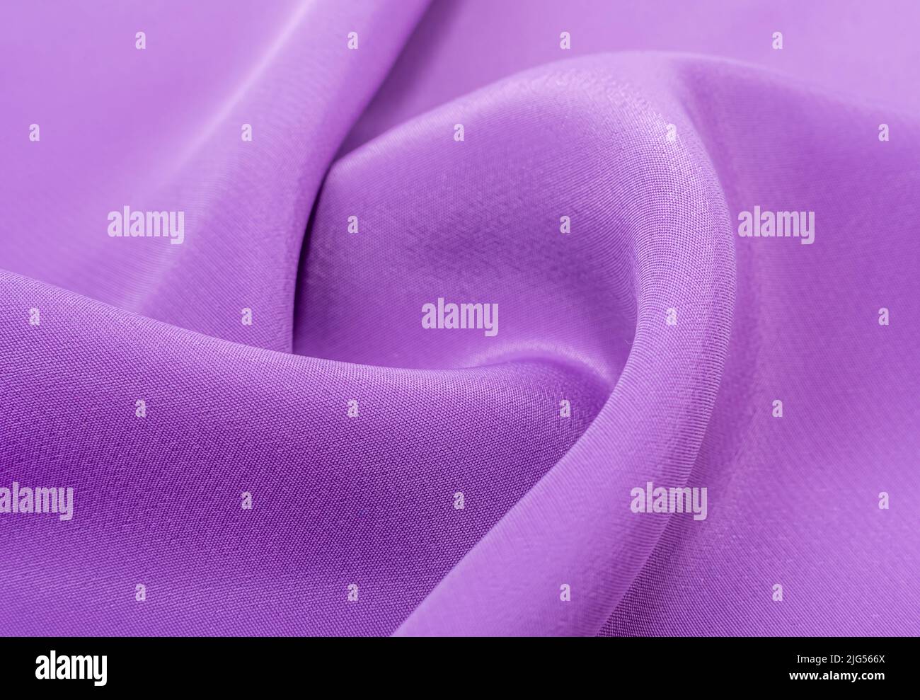 Arrière-plan d'un morceau de tissu violet froissé. Matériau de la soie avec des vagues et des fossarrière-plan d'un morceau de tissu violet froissé. Matériau soie Banque D'Images