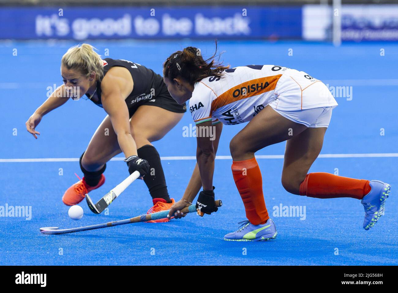 AMSTERDAM - Alex Lukin (NZL) et Chanu Pukhrambam Soushila (IND) pendant le match Inde-Nouvelle-Zélande aux championnats du monde de hockey au stade Wagener, sur 7 juillet 2022 à Amsterdam, pays-Bas. ANP WILLEM VERNES Banque D'Images