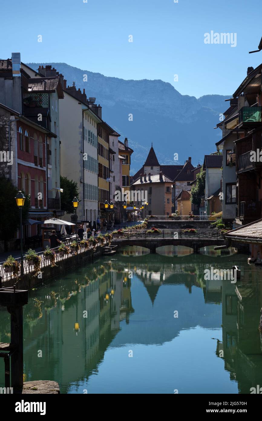 Annecy, France - 2 juillet 2022 : ville historique aux façades qui se reflètent dans le canal. Banque D'Images