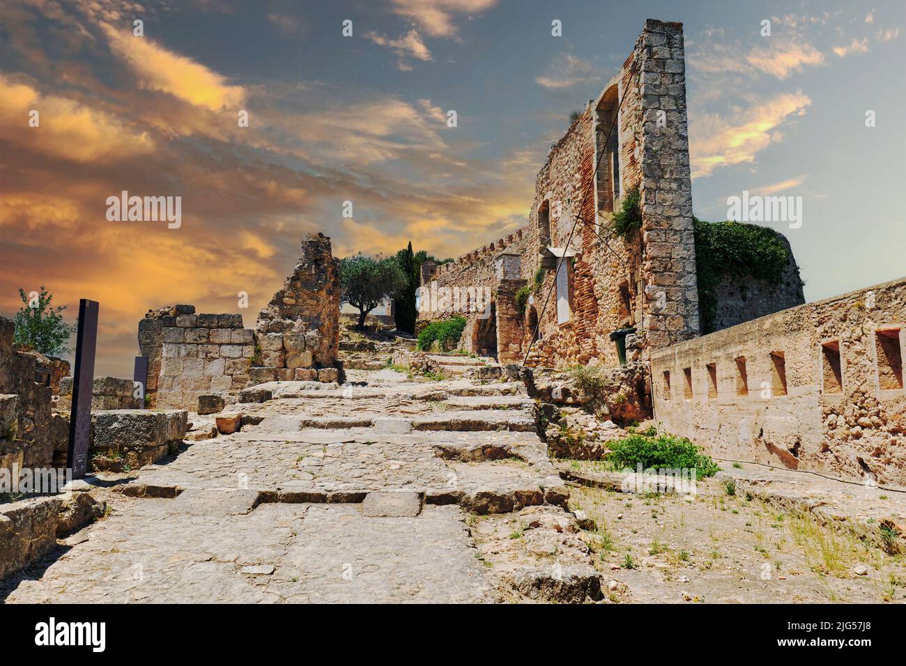 Vue sur le château de Xativa. Ruines fortifiées murs de Castillo de Xativa de l'Espagne pendant la soirée multicolore lumineux pittoresque ciel nuageux. Voyage destination Banque D'Images