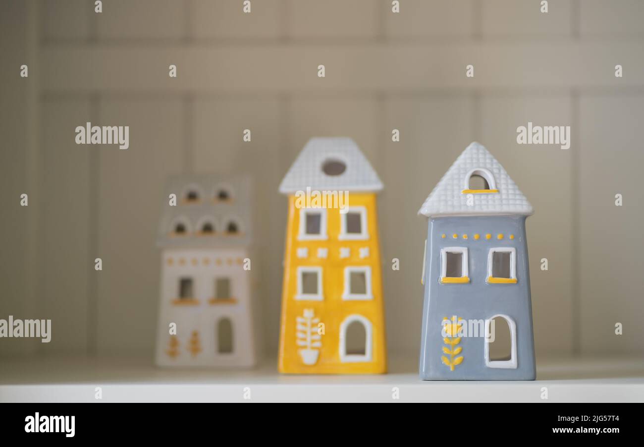 Petites maisons en céramique dans une rangée Banque D'Images