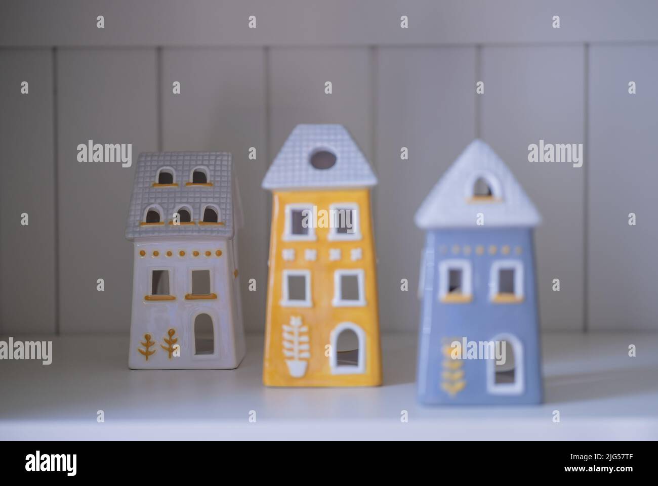 Petites maisons en céramique dans une rangée Banque D'Images