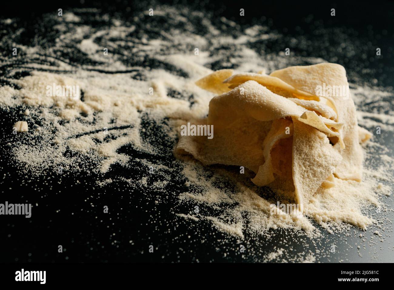 Pâtes et farine sur table noire du restaurant italien Banque D'Images