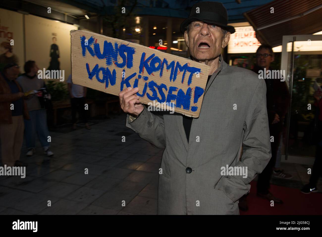 Munich, Allemagne, 7 juillet 2022, directeur Klaus Lemke vu avant la projection de son film CHAMPAGNER FÜR DIE AUGEN - CADEAU FÜR DEN REST au cinéma de la ville en 39. Filmfest München. Il meurt à l'âge de 81 ans sur 7 juillet 2022 à Munich Banque D'Images