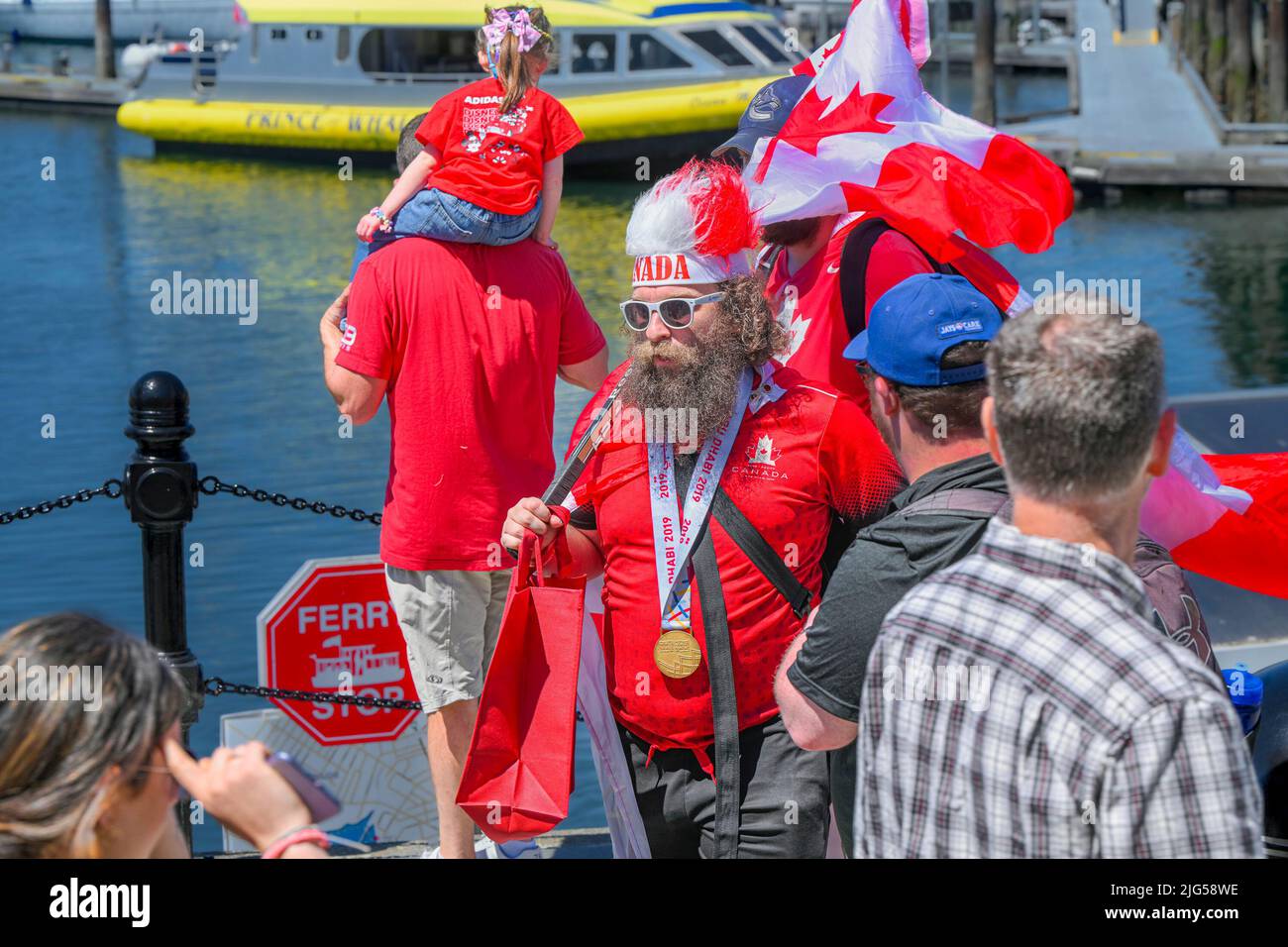 Homme avec médaille en rouge, fête du Canada, promenade dans le port intérieur, Victoria (Colombie-Britannique), Canada Banque D'Images