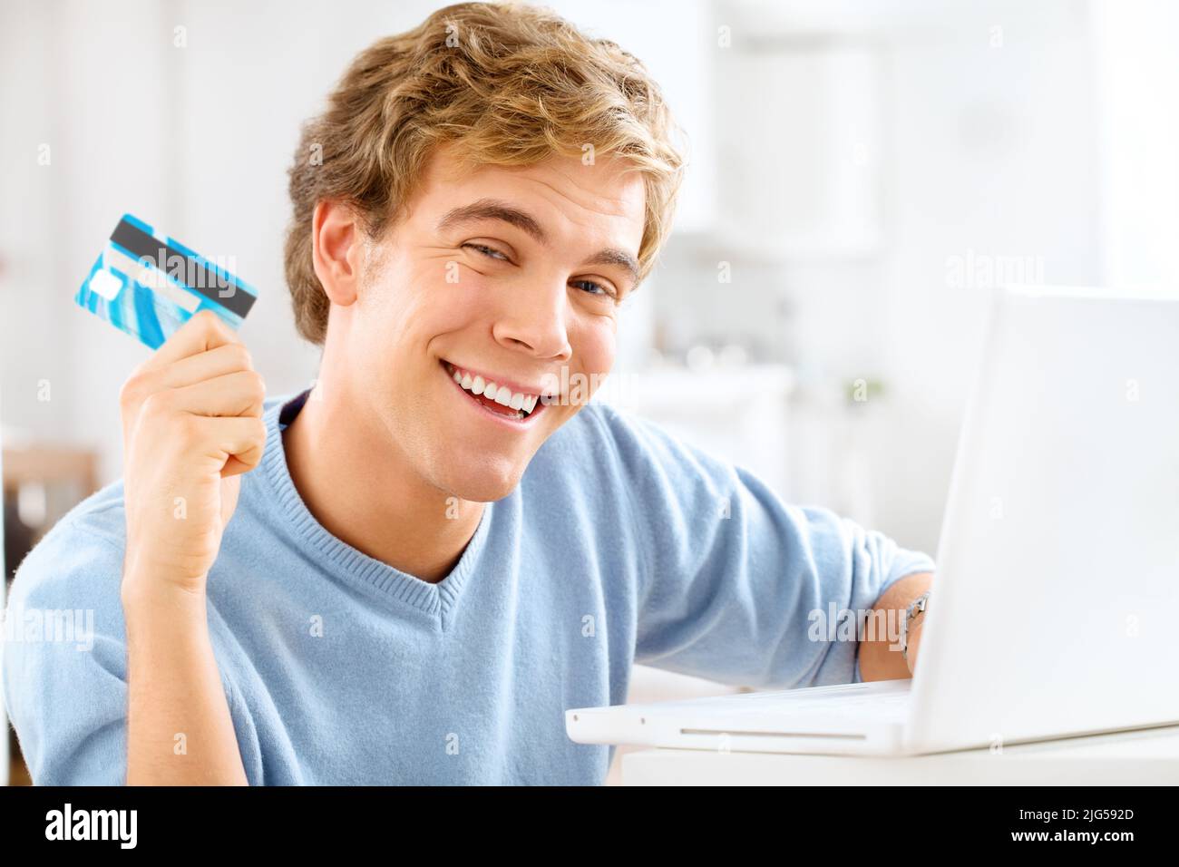Faisons des dommages à la vente. Photo d'un jeune homme utilisant son ordinateur portable pour effectuer des paiements en ligne. Banque D'Images