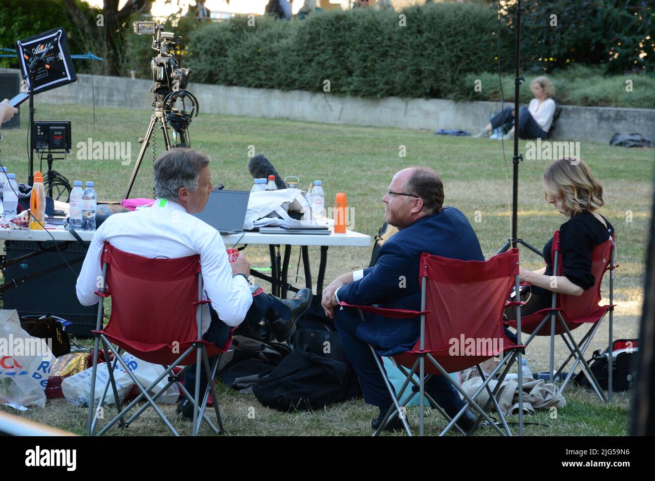 La relation parfois confortable entre les journalistes et leurs personnes interrogées politiques - College Green 7th juillet 2022 Banque D'Images