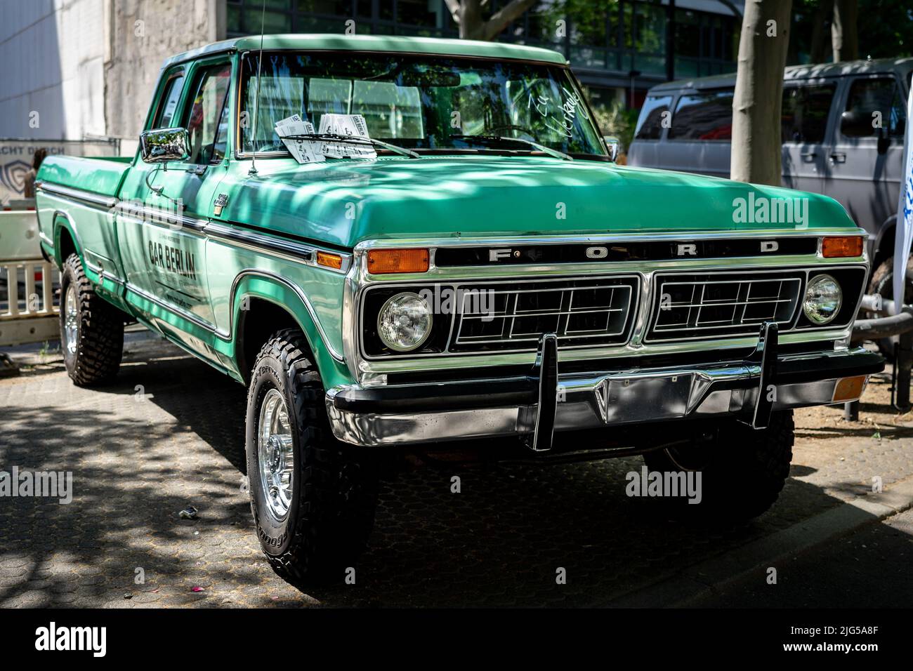 BERLIN - 18 JUIN 2022 : pick-up pleine grandeur Ford F-250 Ranger XLT, 1977. Classic Days Berlin. Banque D'Images