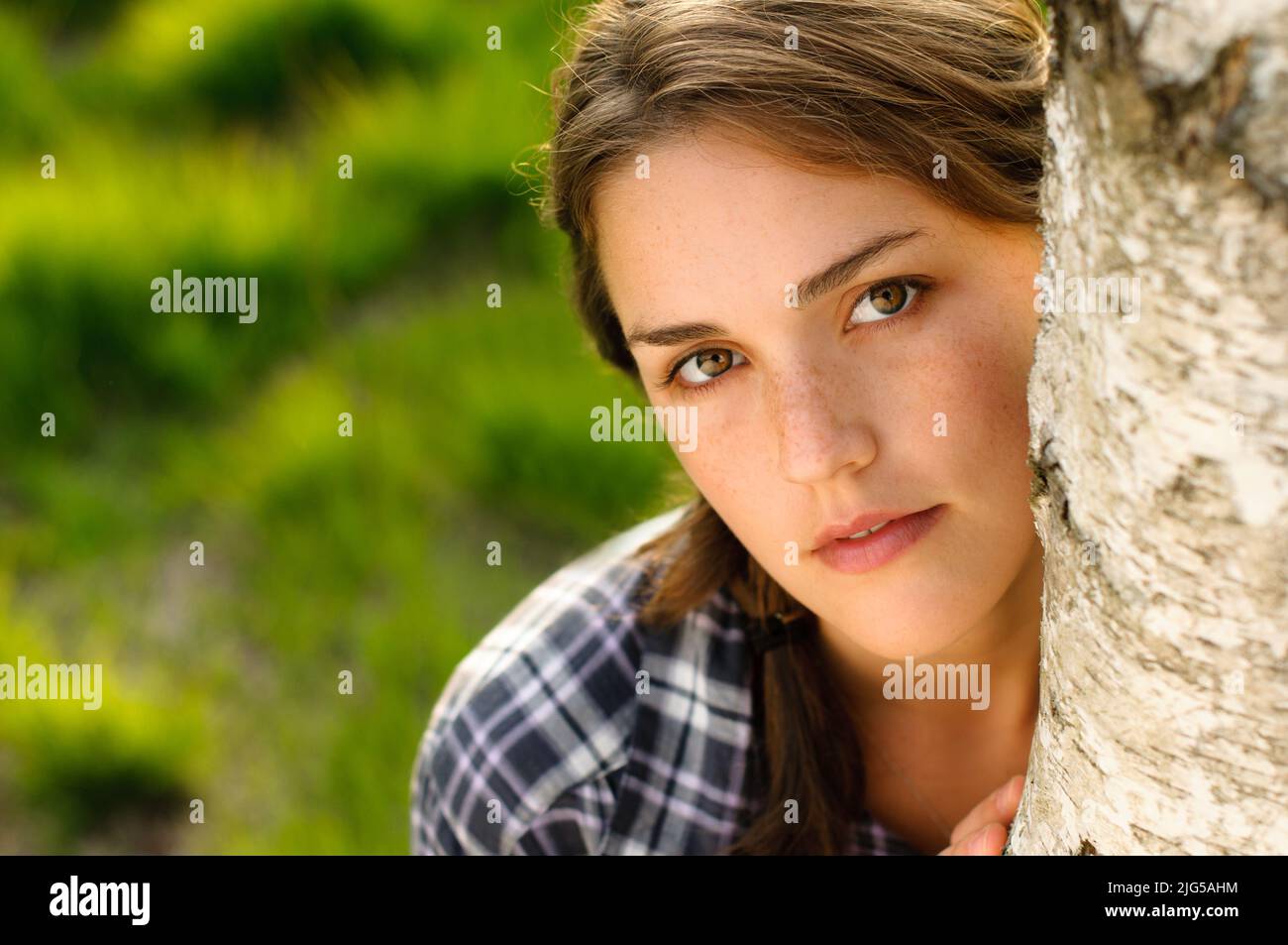 Quel arbre embrasse. Photo d'une belle jeune femme penchée contre un arbre dans une forêt. Banque D'Images