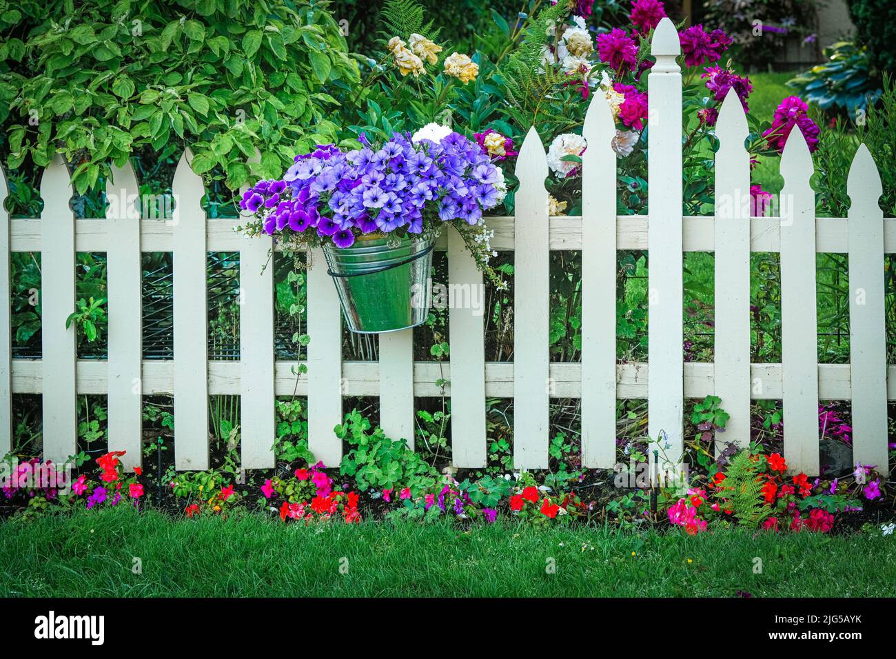 Seaux de fleurs sur clôture de jardin, Brentwood Bay, Greater Victoria, Colombie-Britannique, Canada Banque D'Images