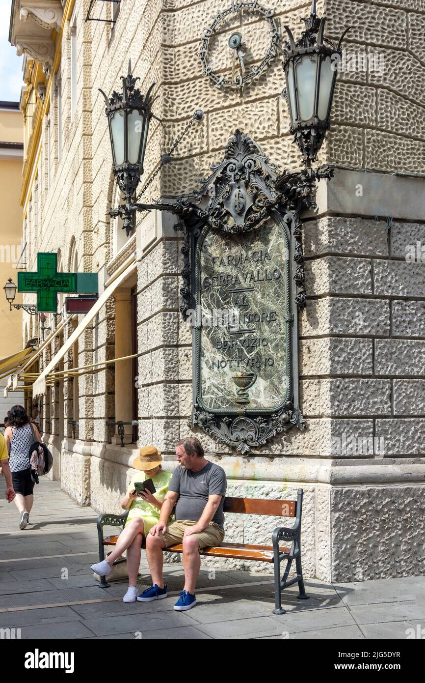 Horloge d'angle ornée, Farmacia Al Redentore (pharmacie), via di Cavana, Trieste, Friuli Venezia Giulia Region, Italie Banque D'Images