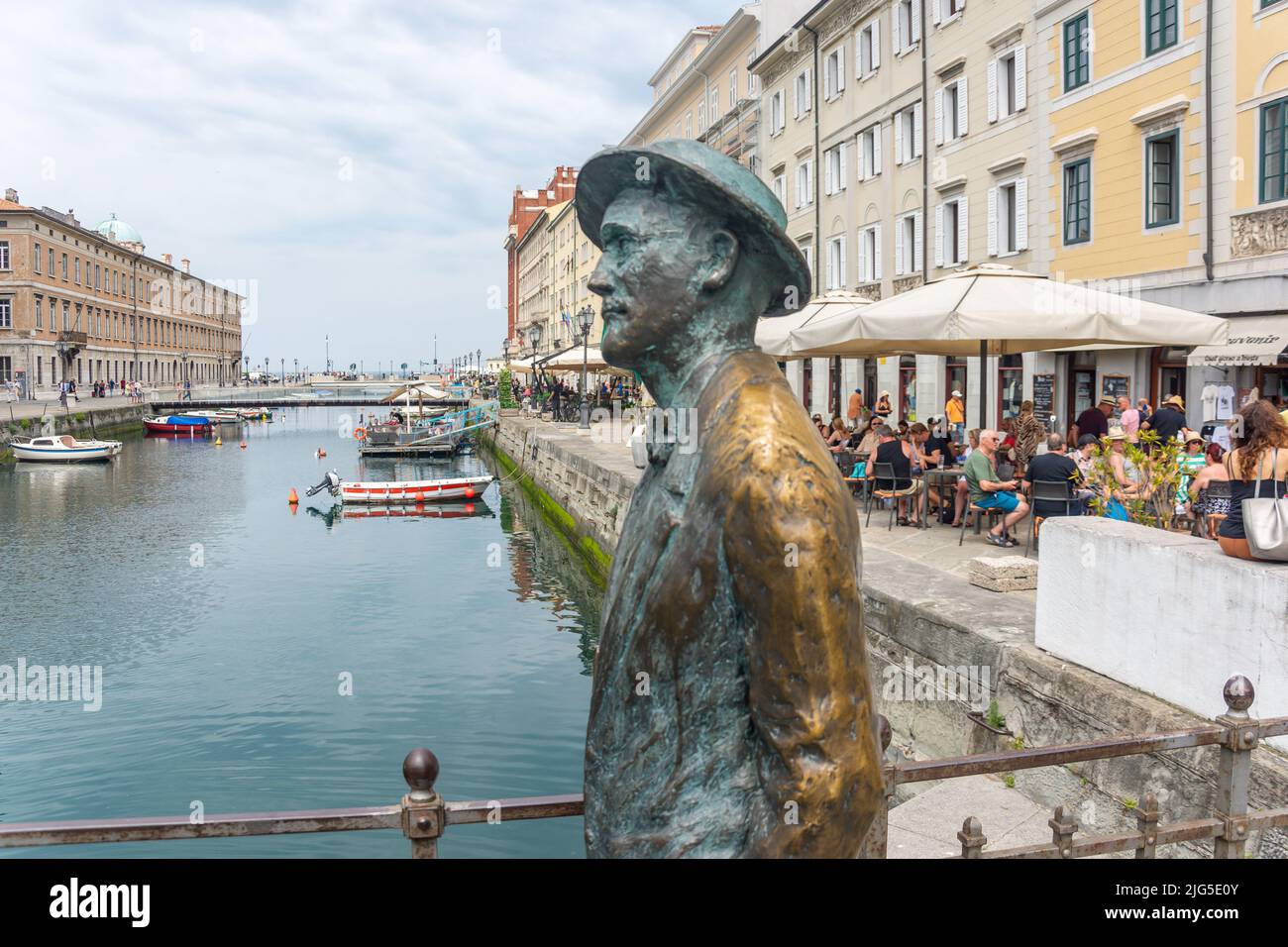 Statue de James Joyce par Canal Grande di Trieste, Trieste, région Friuli Venezia Giulia, Italie Banque D'Images