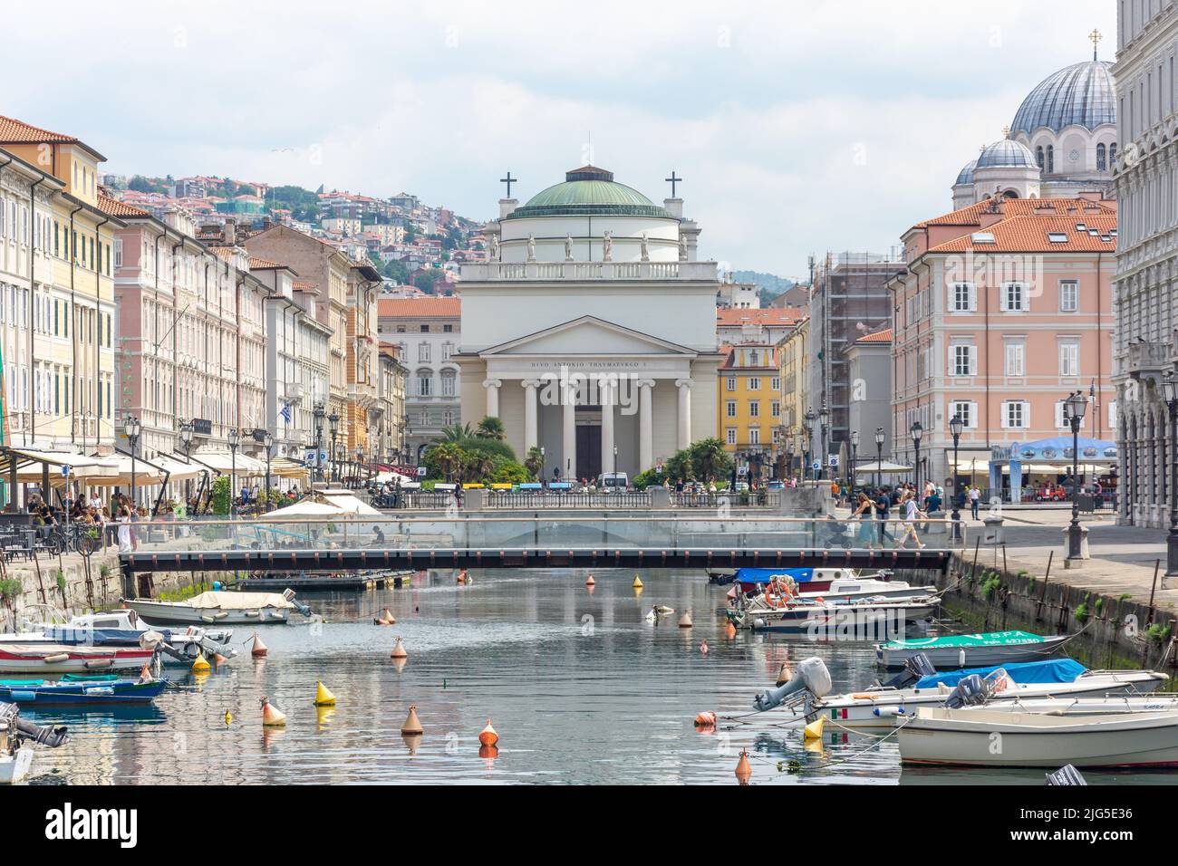 Église de Sant'Antonio et Canal Grande di Trieste, Trieste, région Friuli Venezia Giulia, Italie Banque D'Images