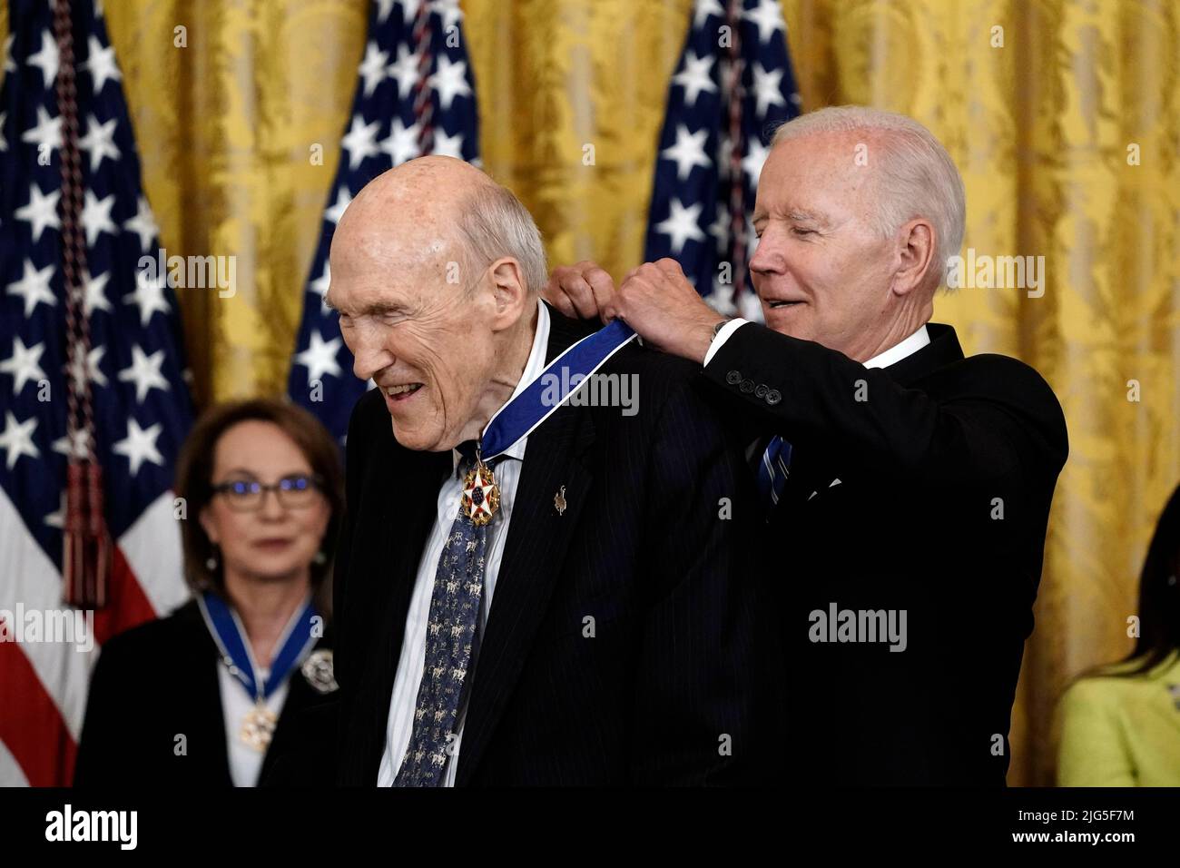 Le président des États-Unis Joe Biden décerne la Médaille présidentielle de la liberté à l'ancien sénateur américain Alan Simpson (républicain du Wyoming) et défend la réforme du financement des campagnes électorales, la gouvernance responsable et l'égalité des mariages, Et seize récipiendaires dans la salle est de la Maison Blanche à Washington, DC jeudi, 7 juillet 2022. Crédit: Ken Cedeno/Pool via CNP Banque D'Images