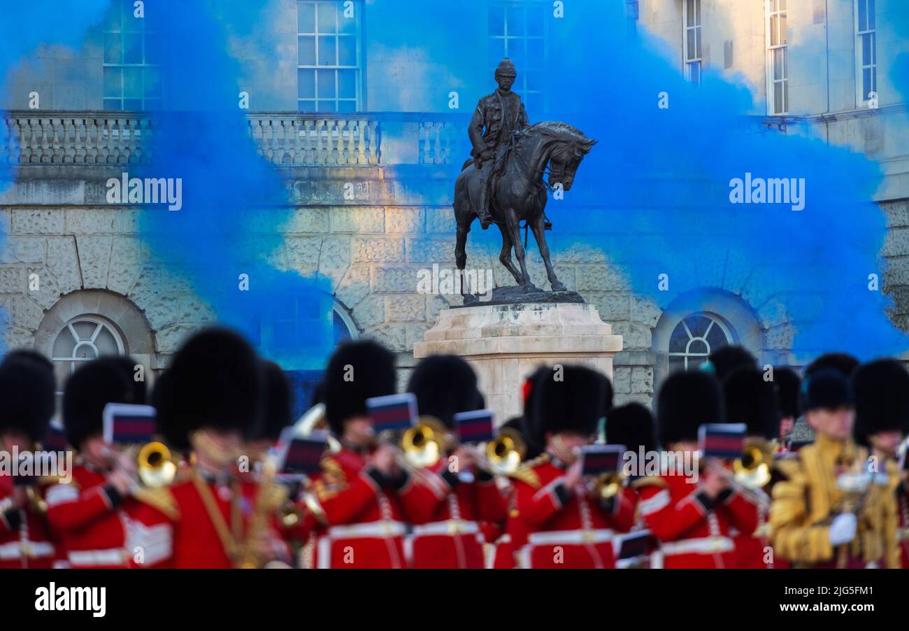 Horse Guards Parade, Londres, Royaume-Uni. 7 juillet 2022. Dernière représentation en soirée de la comédie musicale militaire spectaculaire de l’Armée britannique 2022 réunissant les célèbres groupes de la Division Household sur Horse Guards Parade pour célébrer la Reine et le Commonwealth dans son année du Jubilé de platine. Concert en plein air, avec feux d’artifice et effets audio-visuels, Présente certains des musiciens militaires les plus talentueux de l'armée britannique. Crédit : Malcolm Park/Alay Live News Banque D'Images