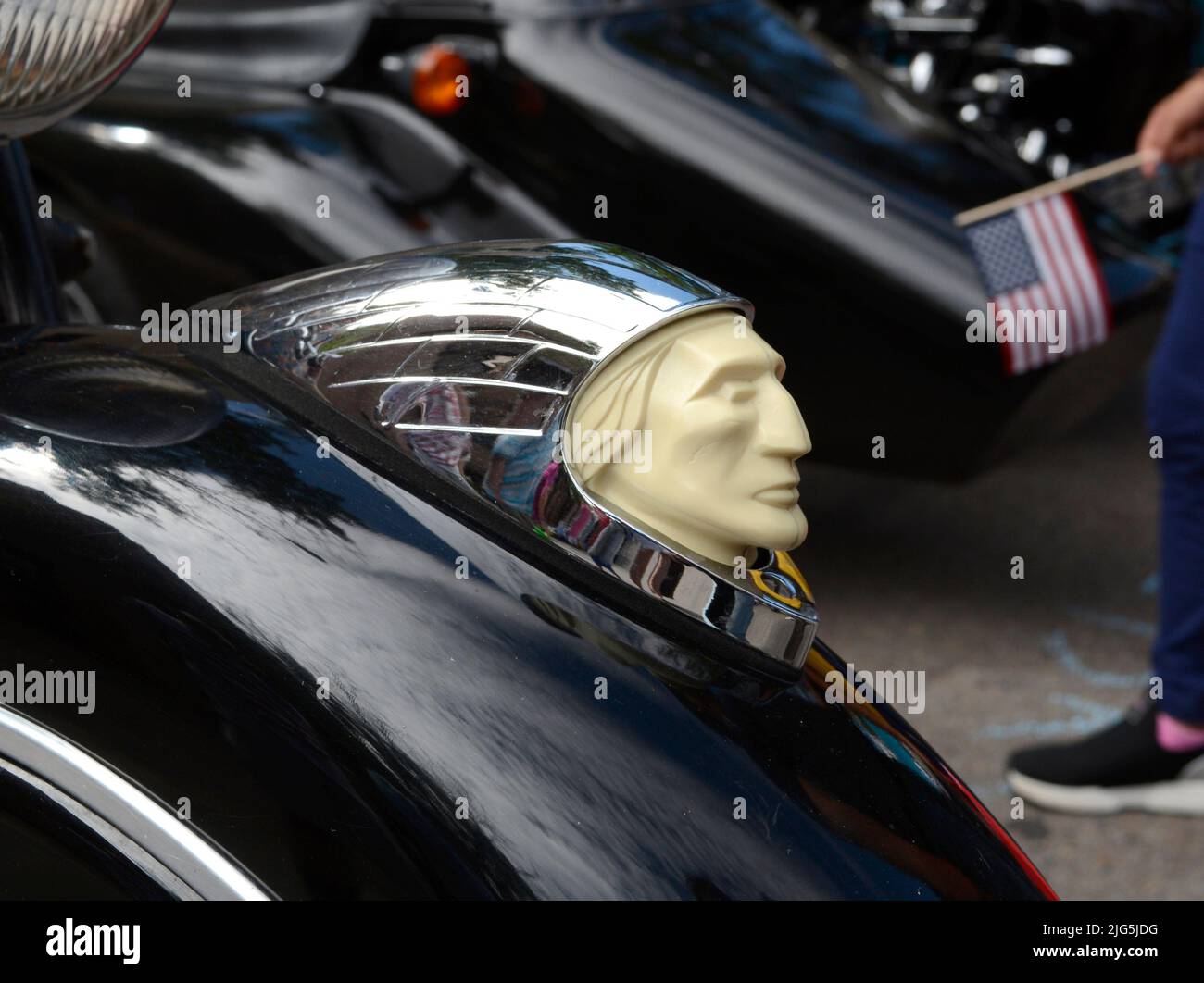 Un ornement d'aile avant en plastique sur une moto Indian Chief 1947 exposée lors d'un salon automobile du 4 juillet à Santa Fe, Nouveau-Mexique. Banque D'Images