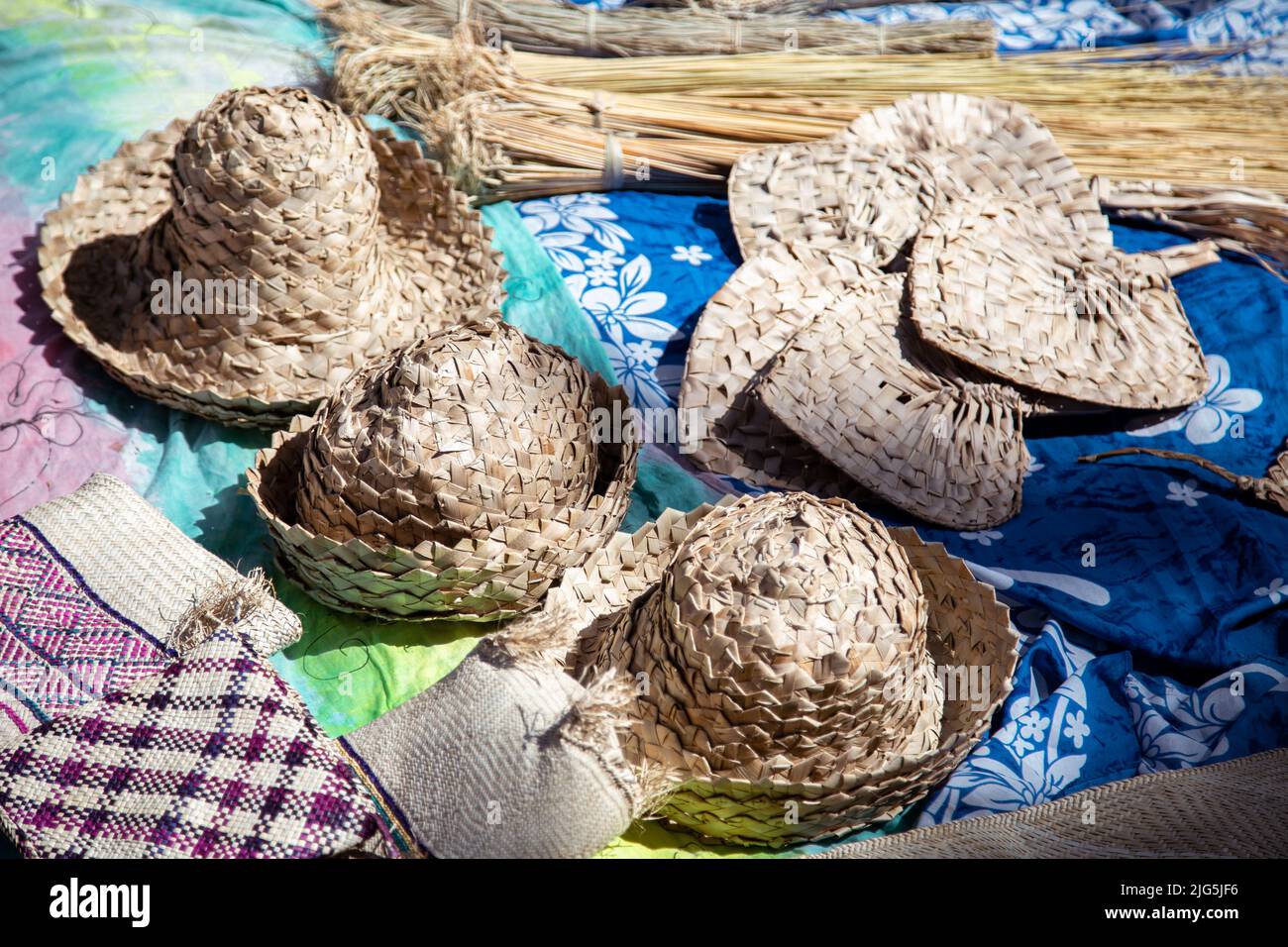 Chapeaux et fans de pandanus à vendre sur un marché de Port Vila, Vanuatu. Banque D'Images