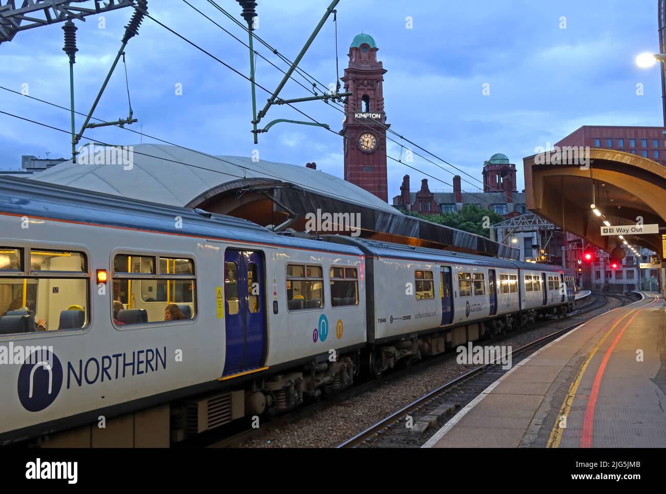 Northern Railway EMU train, à la gare d'Oxford Road, Manchester, Station Approach, Oxford Rd, Manchester, ANGLETERRE, ROYAUME-UNI, M1 6FU Banque D'Images