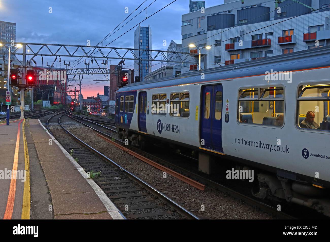 Northern Railway EMU train, à la gare d'Oxford Road, Manchester, Station Approach, Oxford Rd, Manchester, ANGLETERRE, ROYAUME-UNI, M1 6FU Banque D'Images