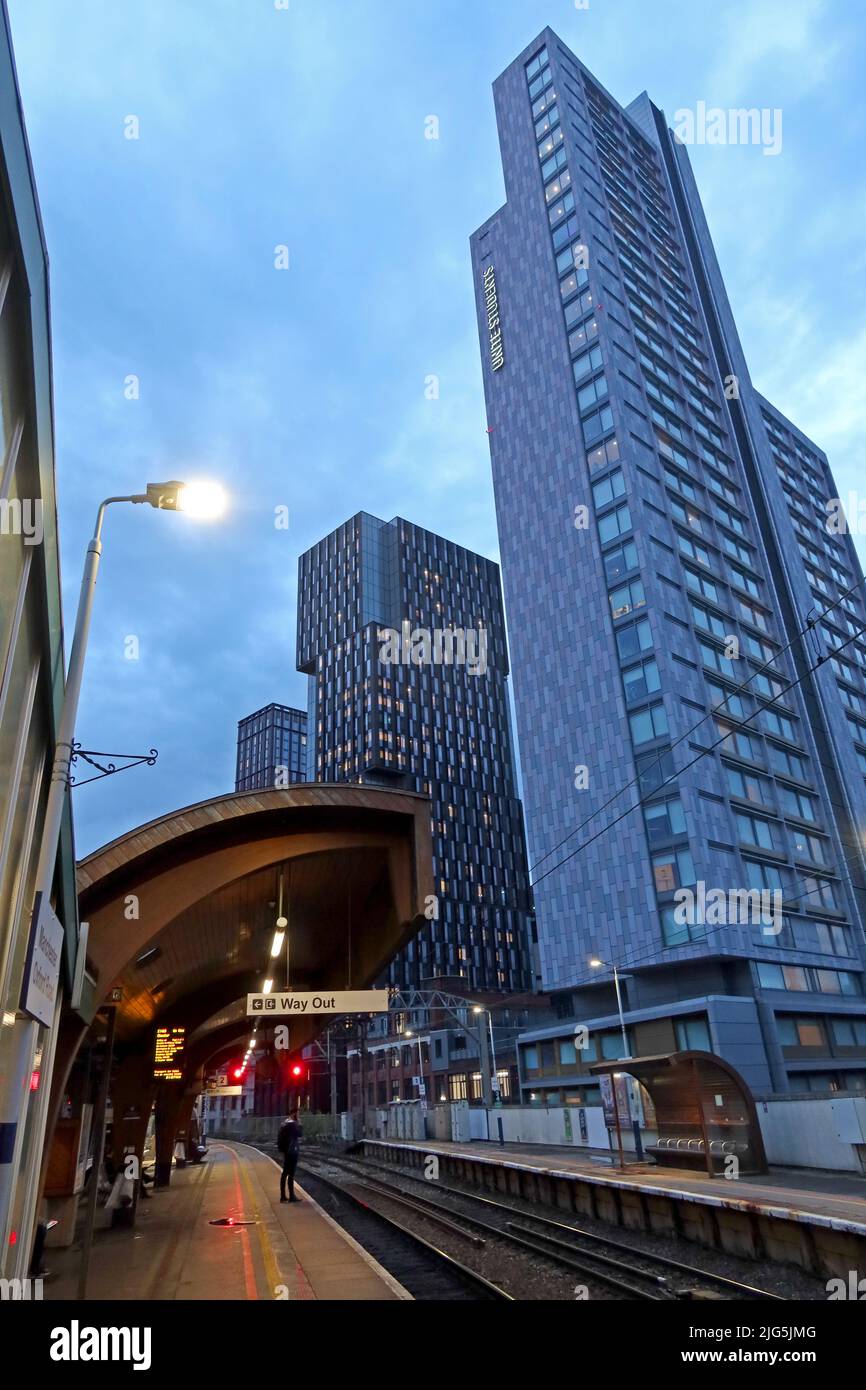 Unissez le logement des étudiants, depuis la gare routière de Manchester Oxford au crépuscule, Manchester, Angleterre, Royaume-Uni, M1 6FU Banque D'Images