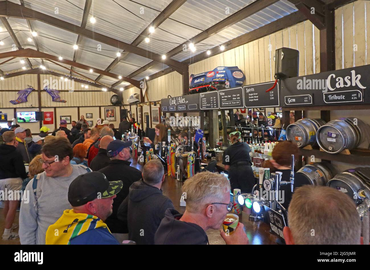 A l'intérieur du Pétrol Head pub, site de camping Silverstone Woodlands, Silverstone British Formula1 Grand Prix, Northamptonshire, Angleterre, Royaume-Uni, bar et buveurs Banque D'Images