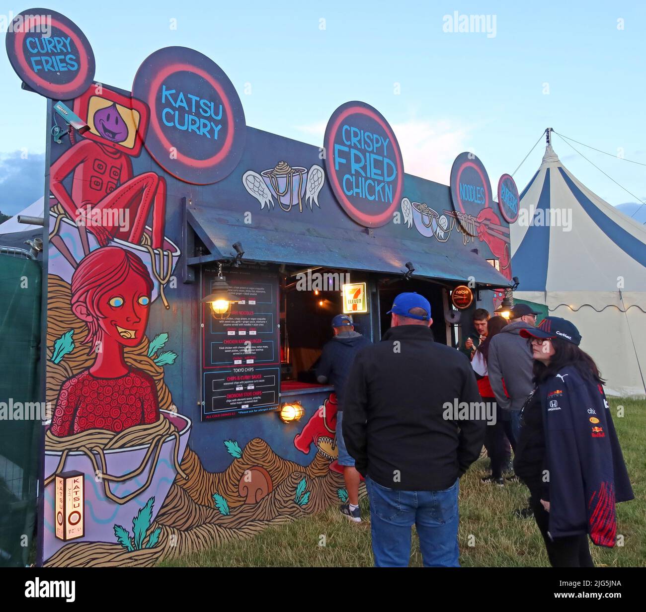 Katsu Curry, Fried Noodle stall , à Silverstone Woodlands, Silverstone, Towcester, Northamptonshire, ANGLETERRE, ROYAUME-UNI, NN12 8TN Banque D'Images