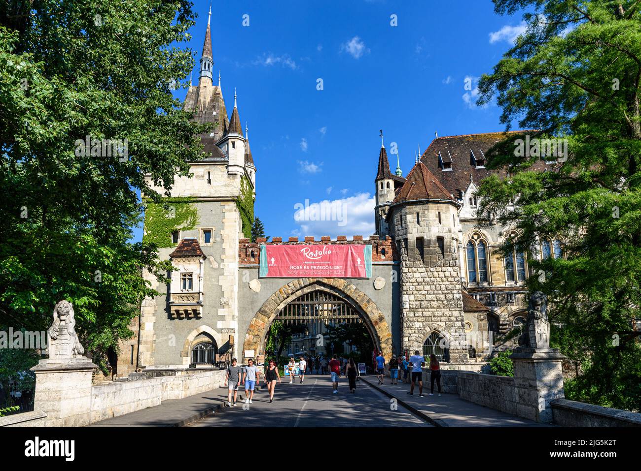 L'entrée du château de Vajdahunyad dans le parc de la ville de Budapest Banque D'Images