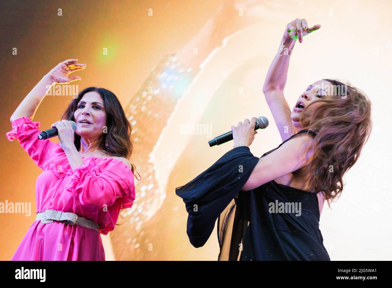 Madrid, Espagne. 07th juillet 2022. (G-D) Encarna Salazar et Toñi Salazar du groupe Azucar Moreno se produit à la LGTB Pride Mado gay Pride Day 2 Discours 2022 à Madrid. Crédit : SOPA Images Limited/Alamy Live News Banque D'Images