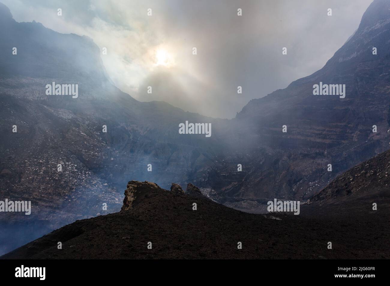 La vue depuis le plancher du cratère qui donne sur l'évent de Marum lors d'une expédition au lac de lave de Marum sur l'île d'Ambrym à Vanuatu. Banque D'Images