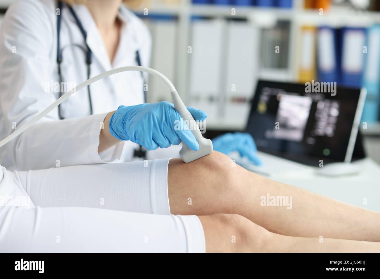 Le médecin orthopédique effectue un examen échographique du genou du